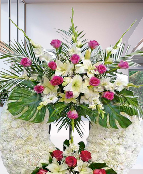 Corona en tonos blancos y rosas para difuntos
