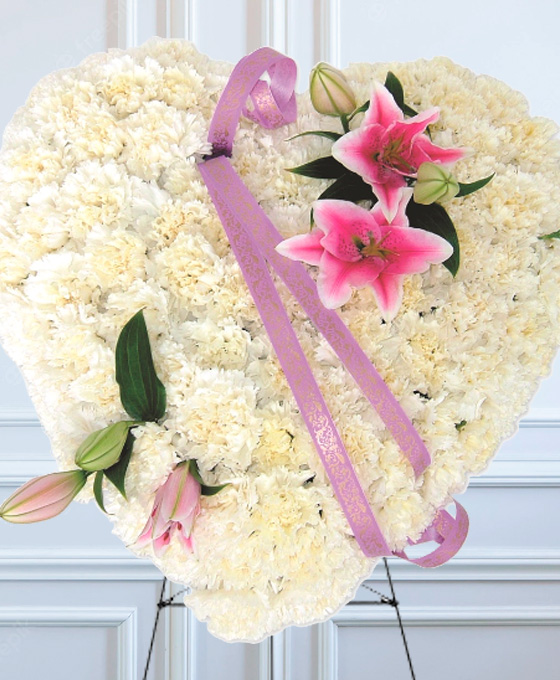 Alternative view of Corazón Funerario Clavel y Lilium