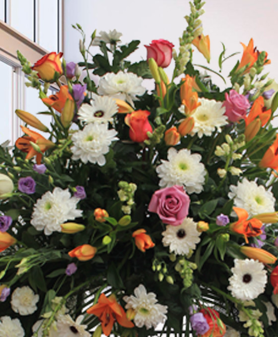 Flores en tonos naranjas para difuntos de Santander